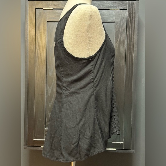 American Eagle Vintage black lighted fitted top. - Picture 2 of 5